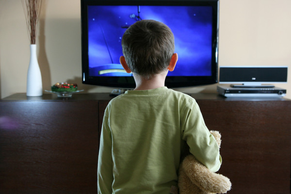 kid_watching_TV