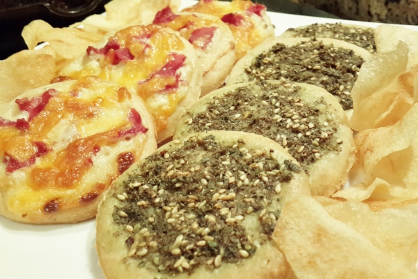 مناقيش زعتر و جبنة